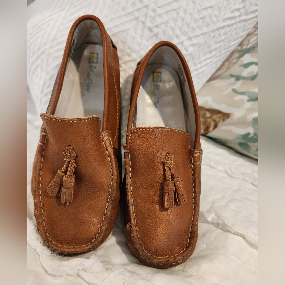 Boys/ Youth leather loafer by Kane. Size 3.5 or European 33. Good used condition
